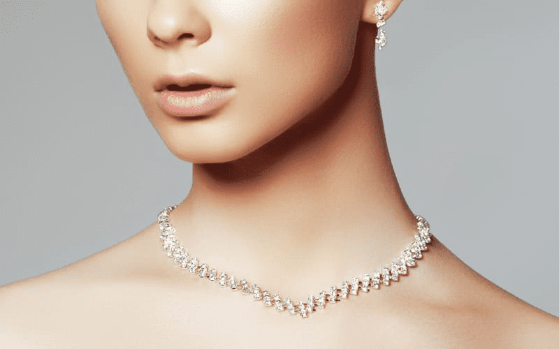 宝石を身につける